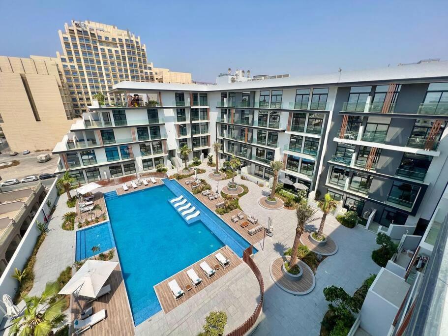Waves - Comfortable Jvc With Balcony And Maids