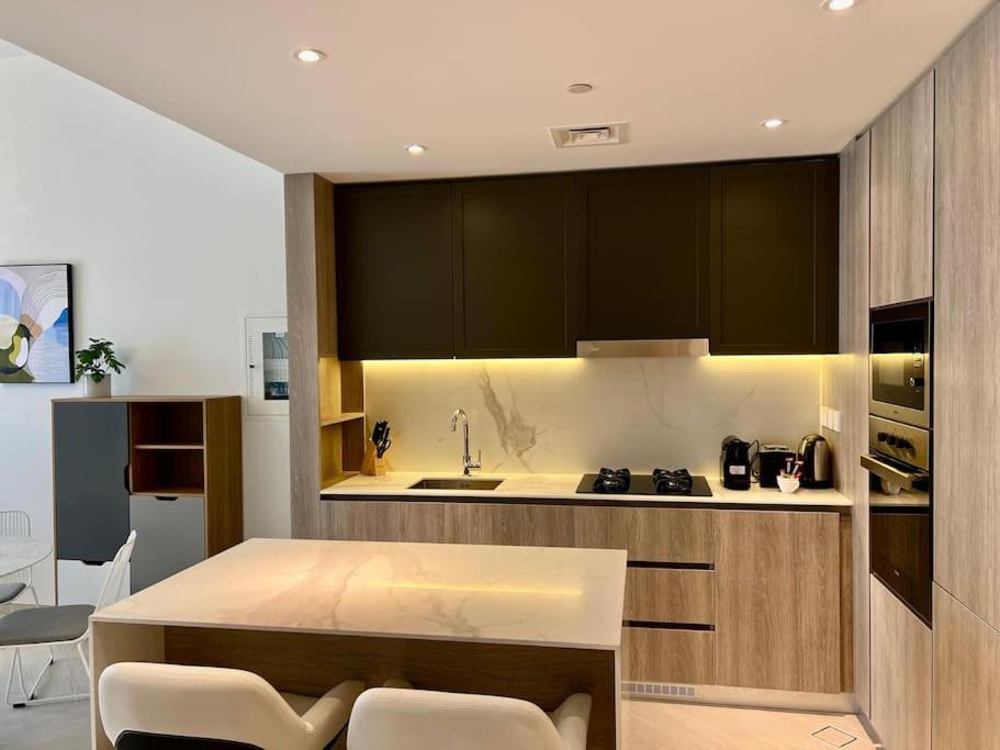 Waves - Comfortable Jvc With Balcony And Maids Apartment Dubai
