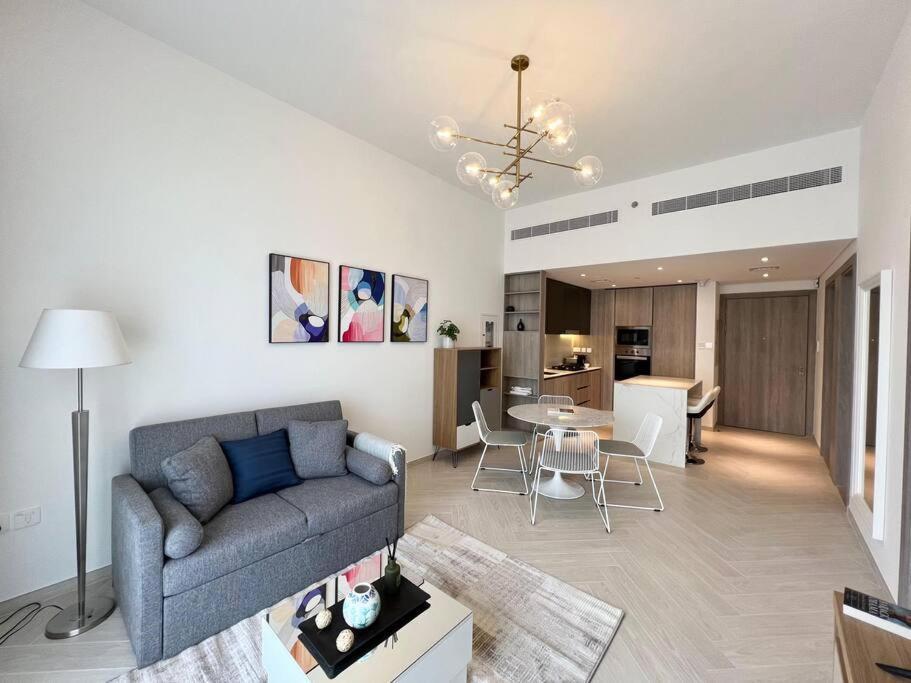 Apartment Waves - Comfortable Jvc With Balcony And Maids *