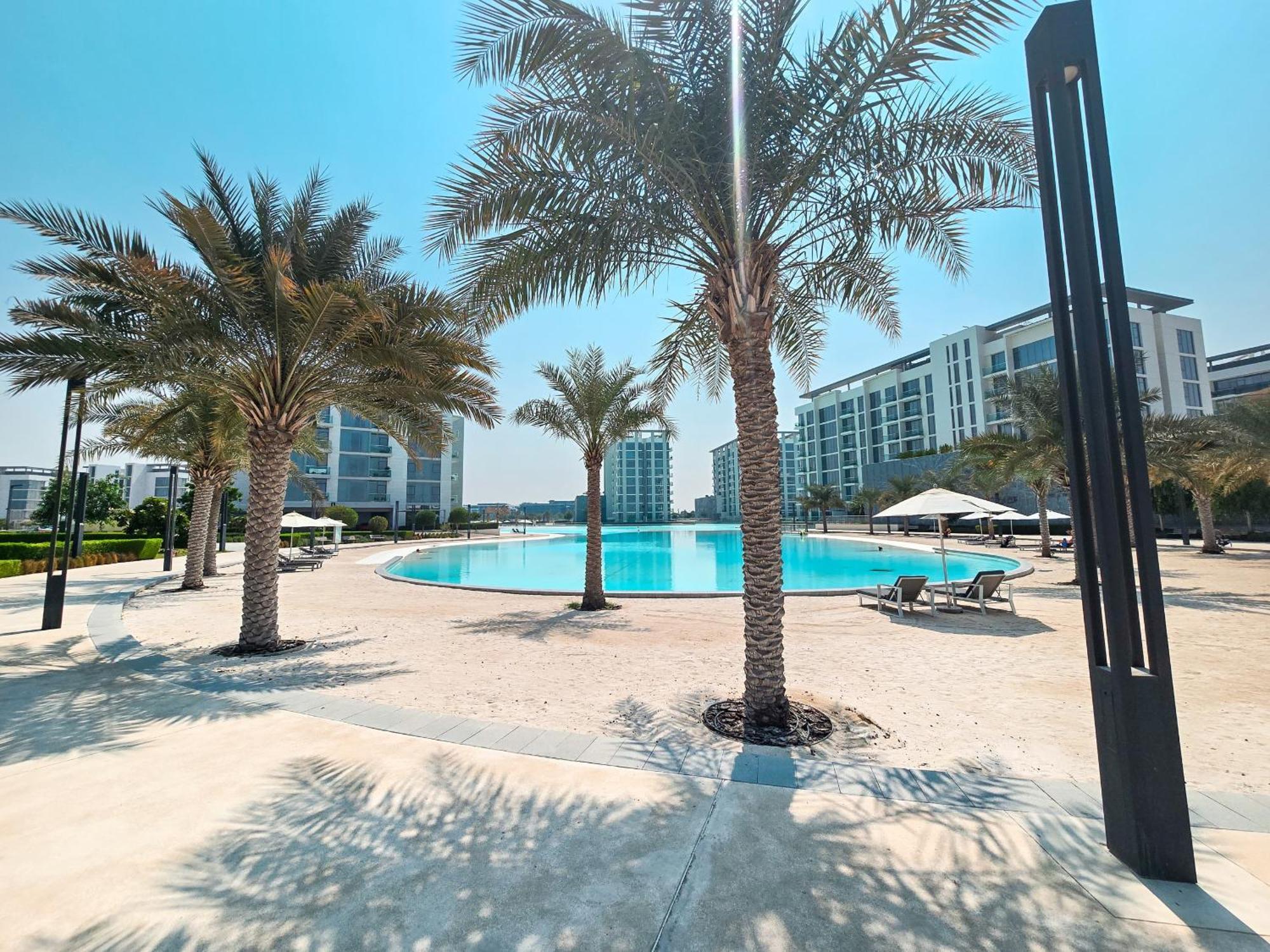 Easygo-luxury 2br & Maids With Lagoon View Apartment Dubai