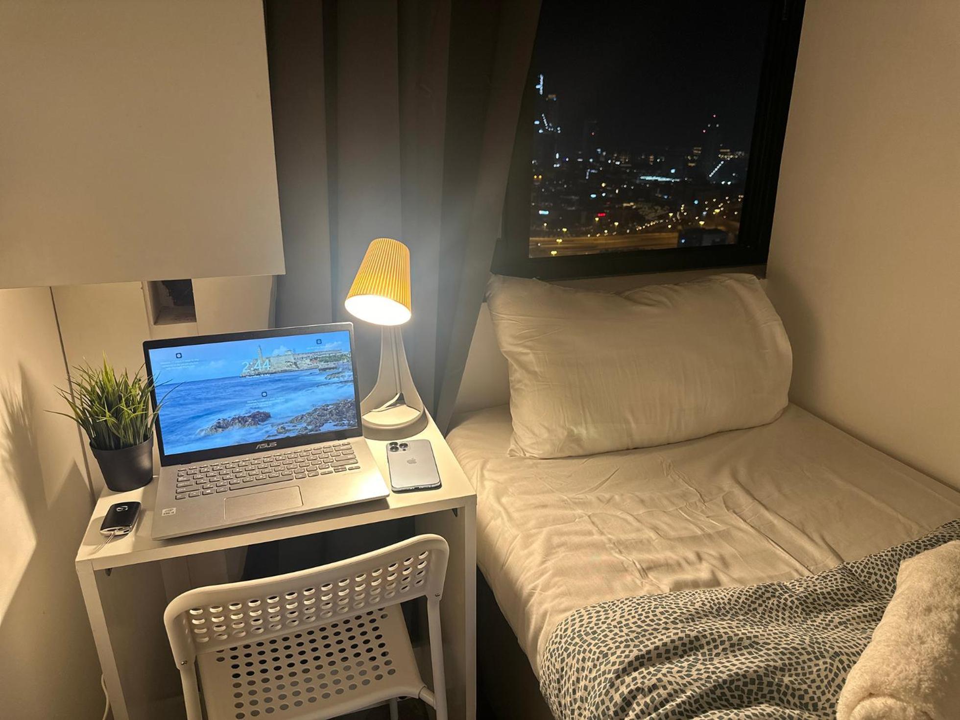 Explorer Partition With Window Near Internet Dubaï