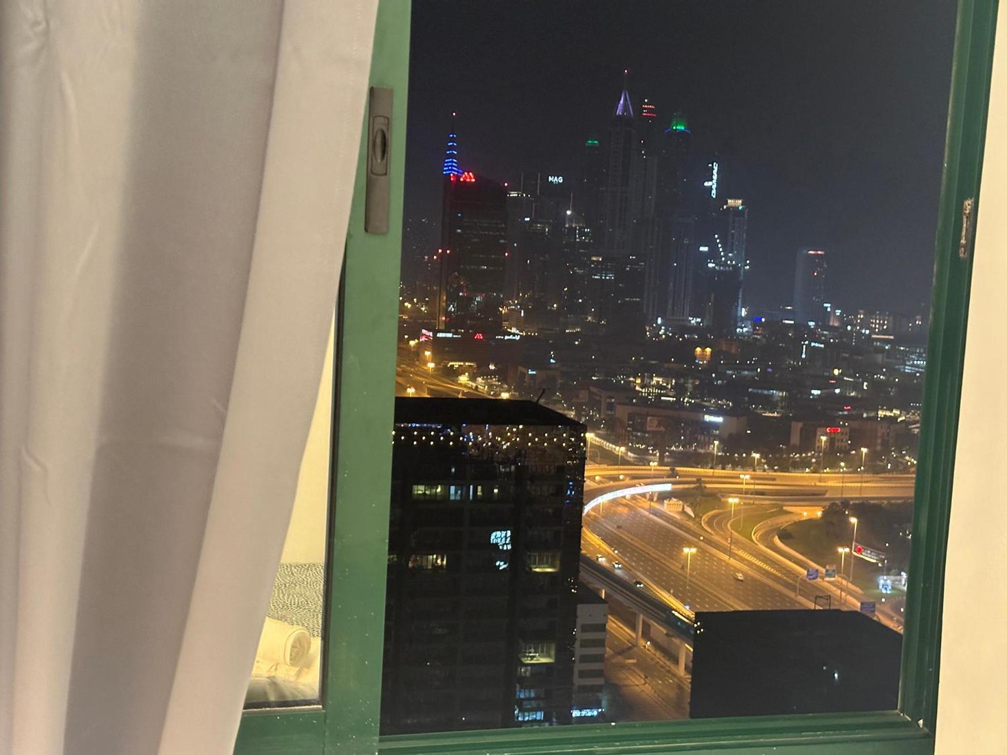 Explorer Partition With Window Near Internet Séjour chez l'habitant Dubaï