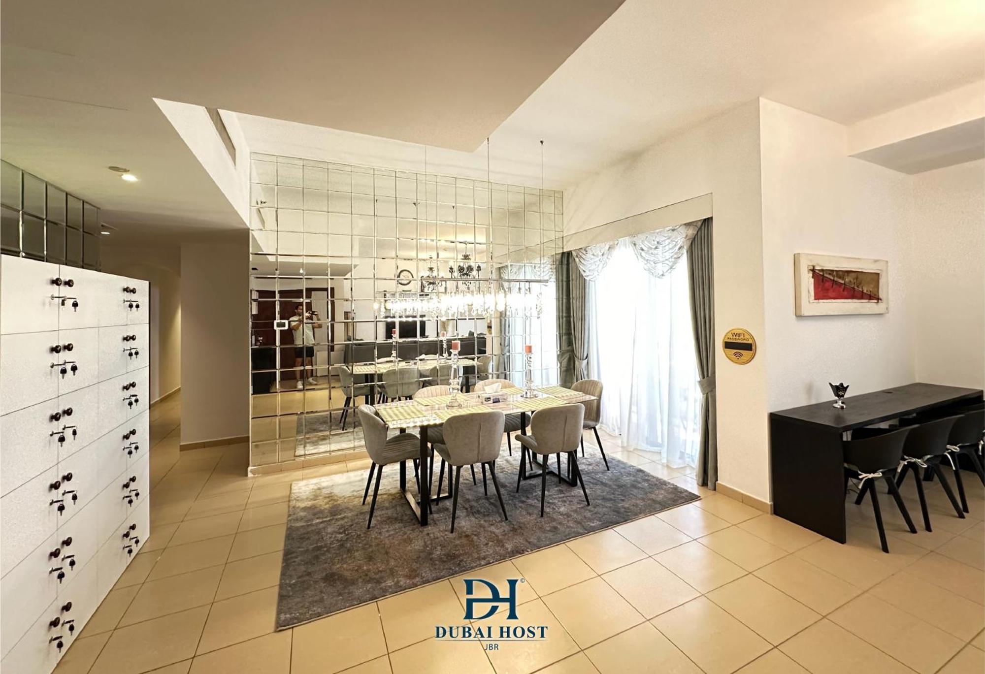 Host - Beach Jbr Dubaï