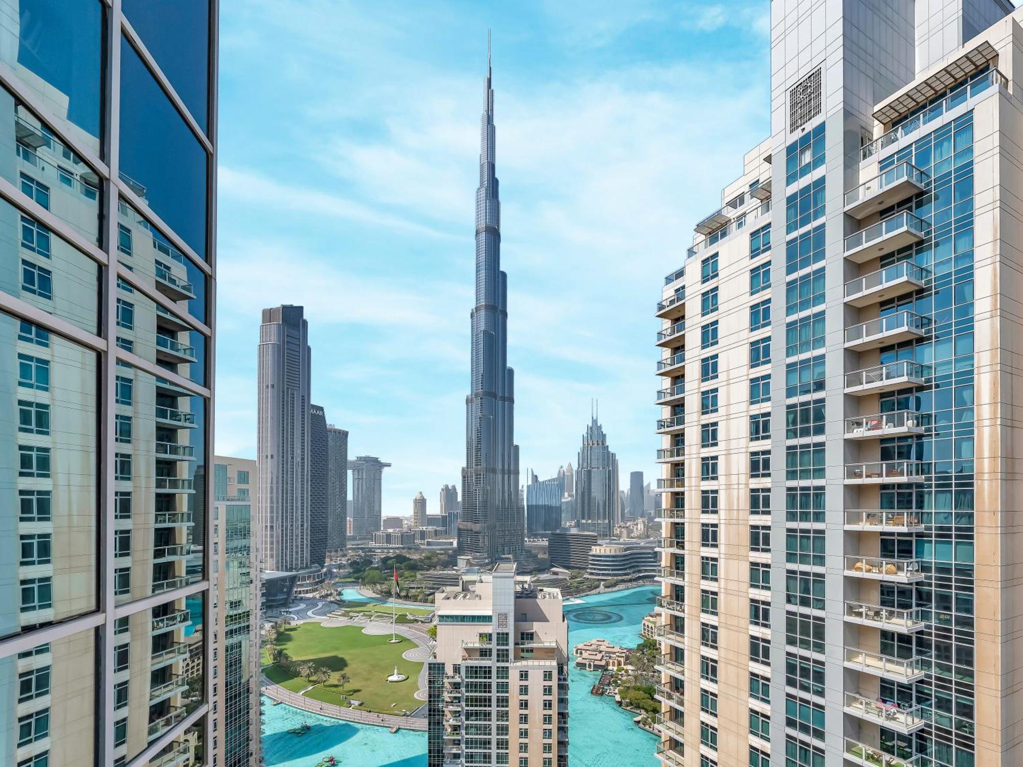Luxe 4 Bedroom I Burj Khalifa & Fountain Views I Free Gym, Pool, Parking, Wi-fi And Ps5 I By Skyline Serenity Dubái