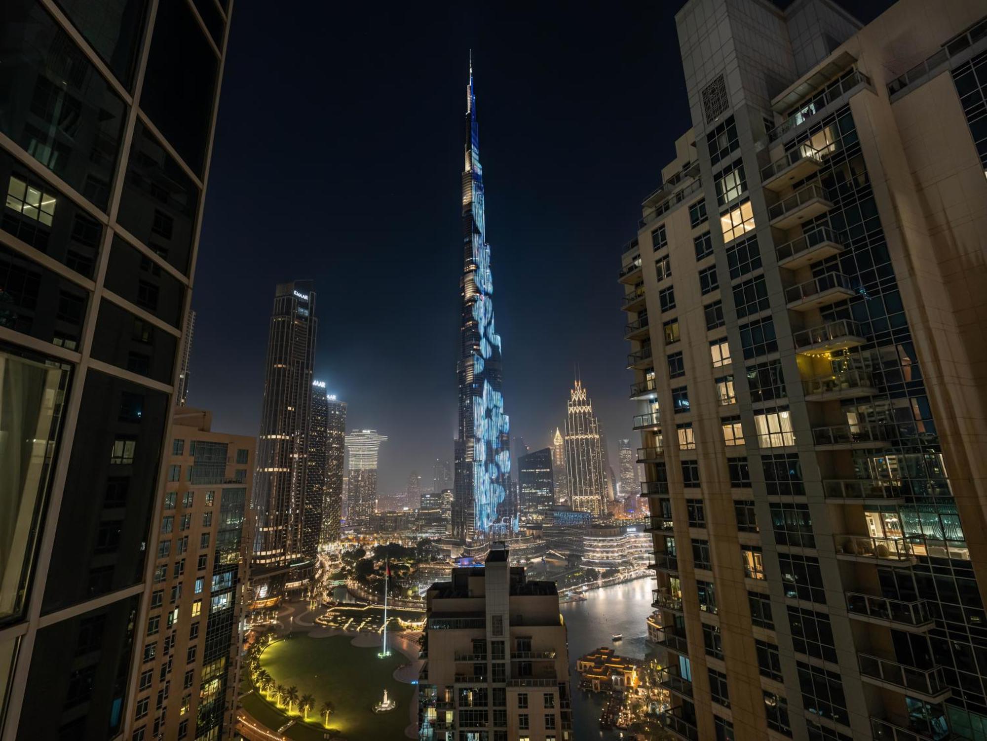 Apartamento Luxe 4 Bedroom I Burj Khalifa & Fountain Views I Free Gym, Pool, Parking, Wi-fi And Ps5 I By Skyline Serenity Dubái