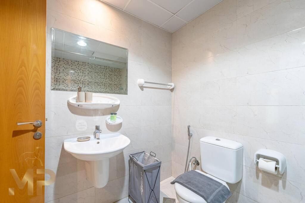Marco Polo - With Garden, Spacious, Newly Furnished Apartamento Dubái