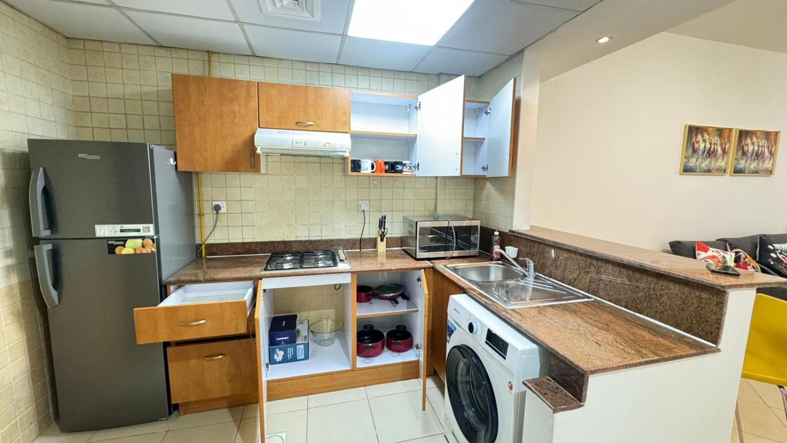 Spacious In Marina Close To Metro And Dubái