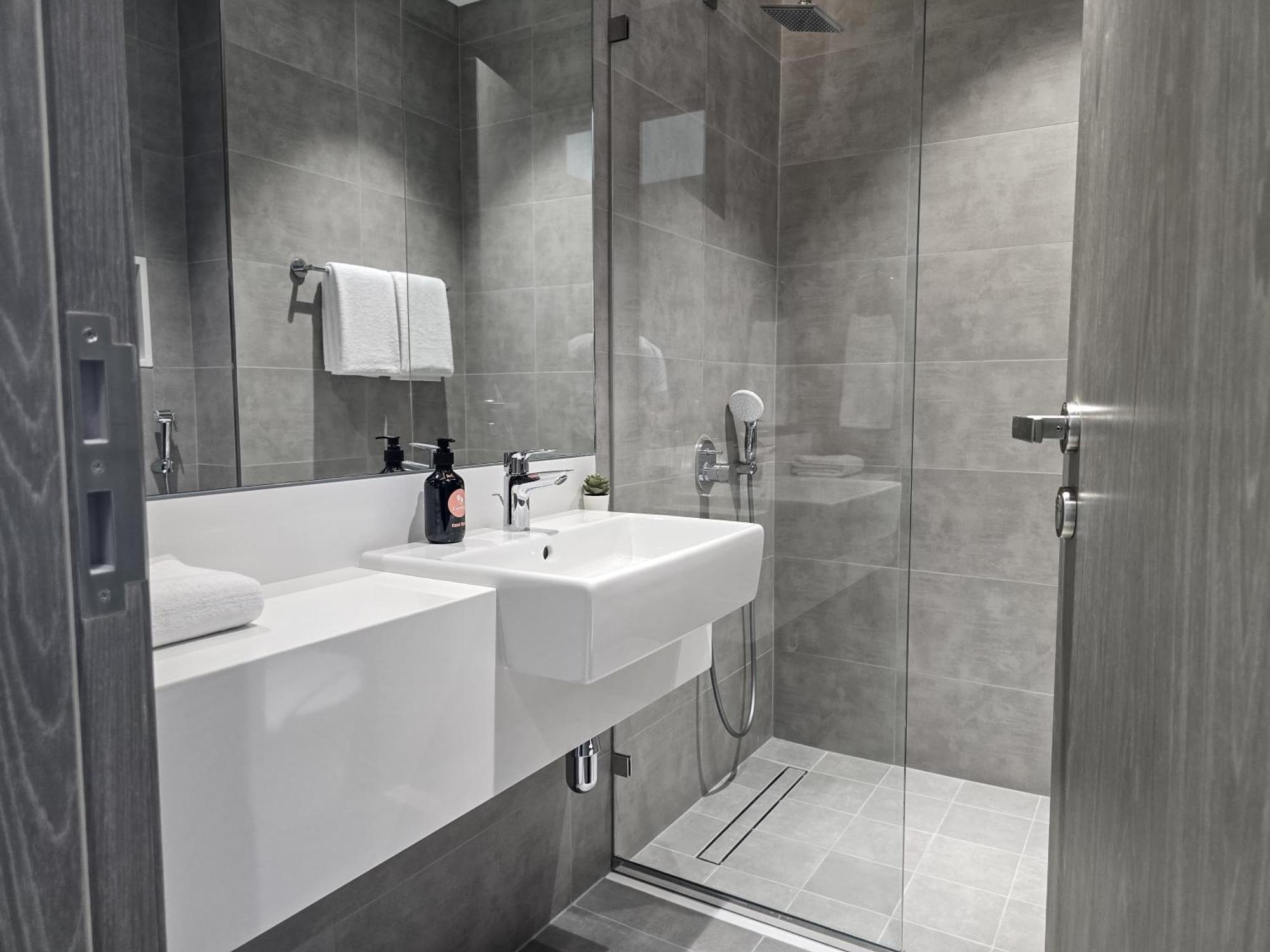 Easygo-luxury 2br & Maids With Lagoon View * Dubai