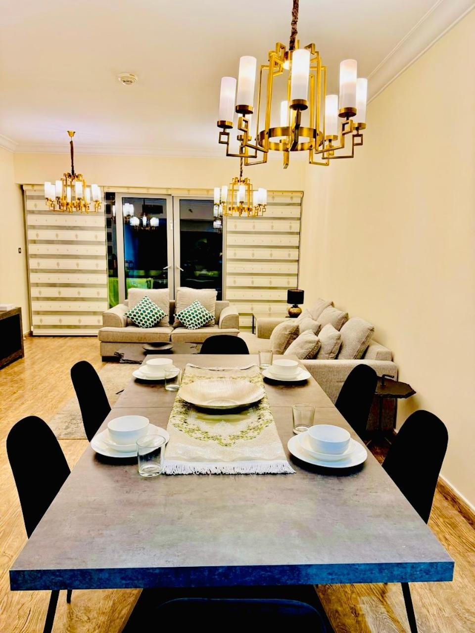 Spacious 2 Bedroom Downtown Appartement *
