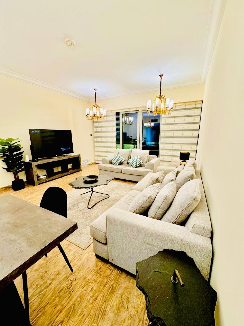 Spacious 2 Bedroom Downtown Appartement *