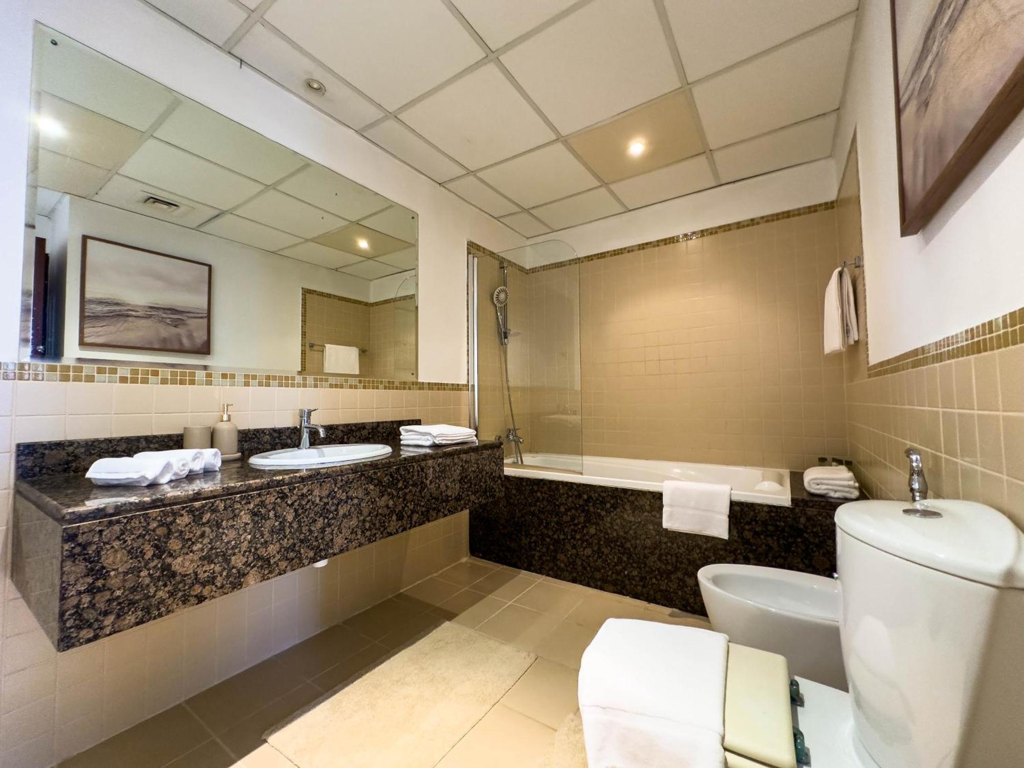 Naseem - Elegant Coastal Retreat With Stunning Marina Views Appartement
