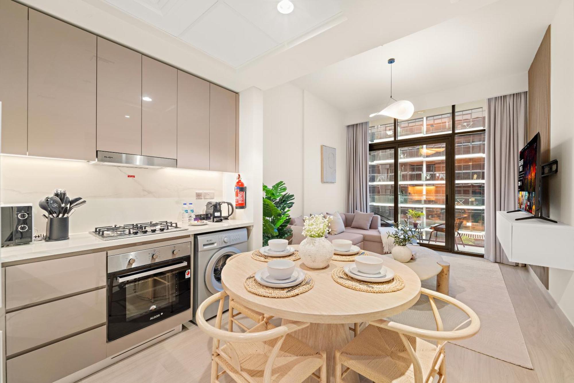 Cozy 1br With Pool View & Balcony Appartement