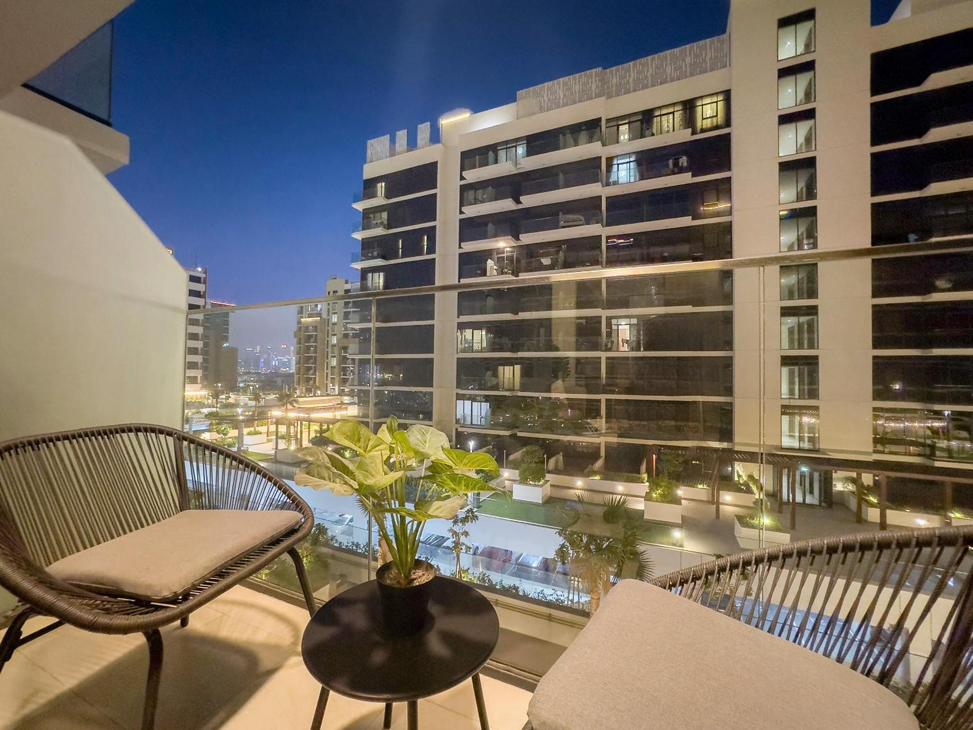 Cozy 1br With Pool View & Balcony Dubaï