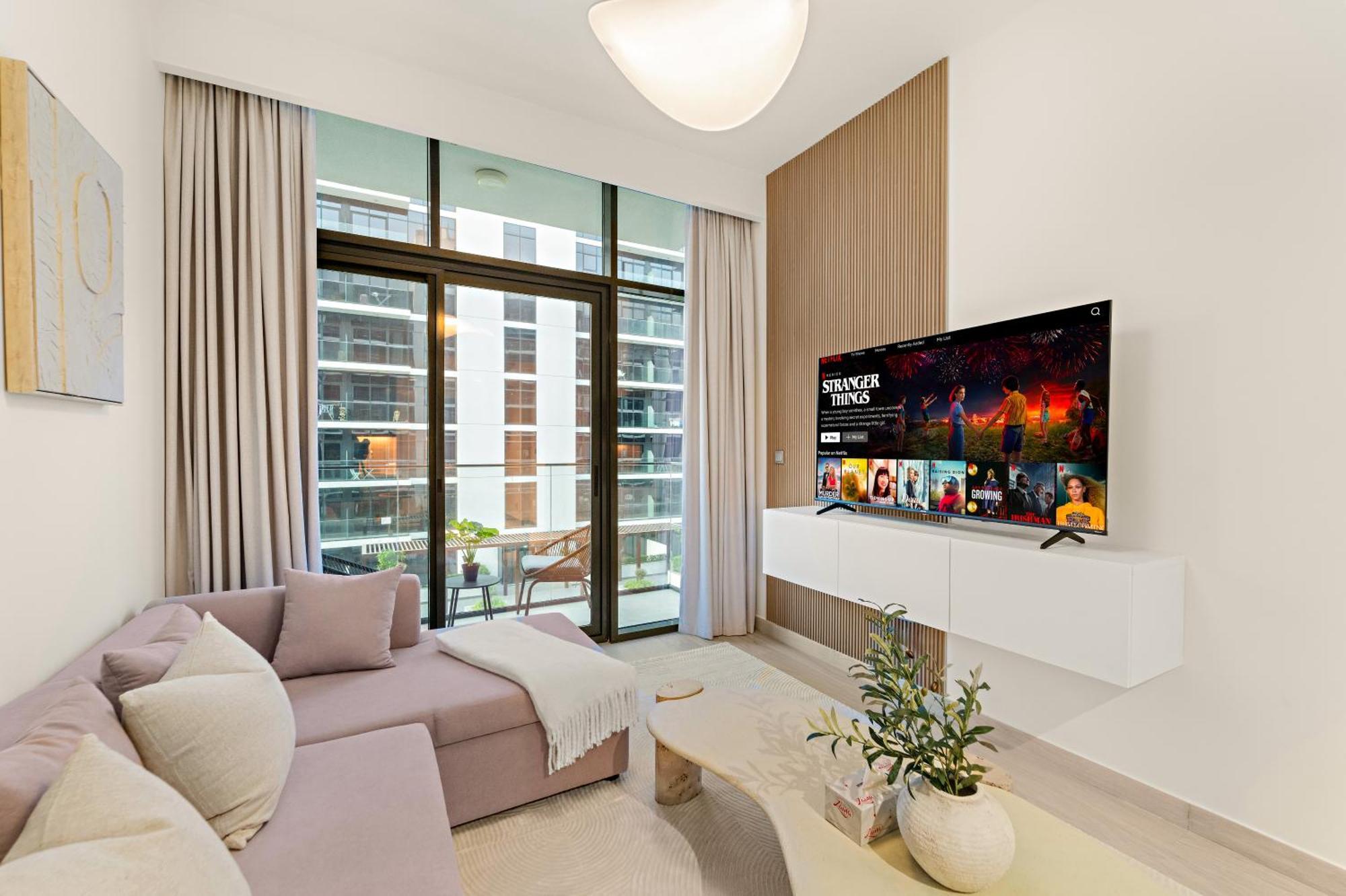 Appartement Cozy 1br With Pool View & Balcony Dubaï