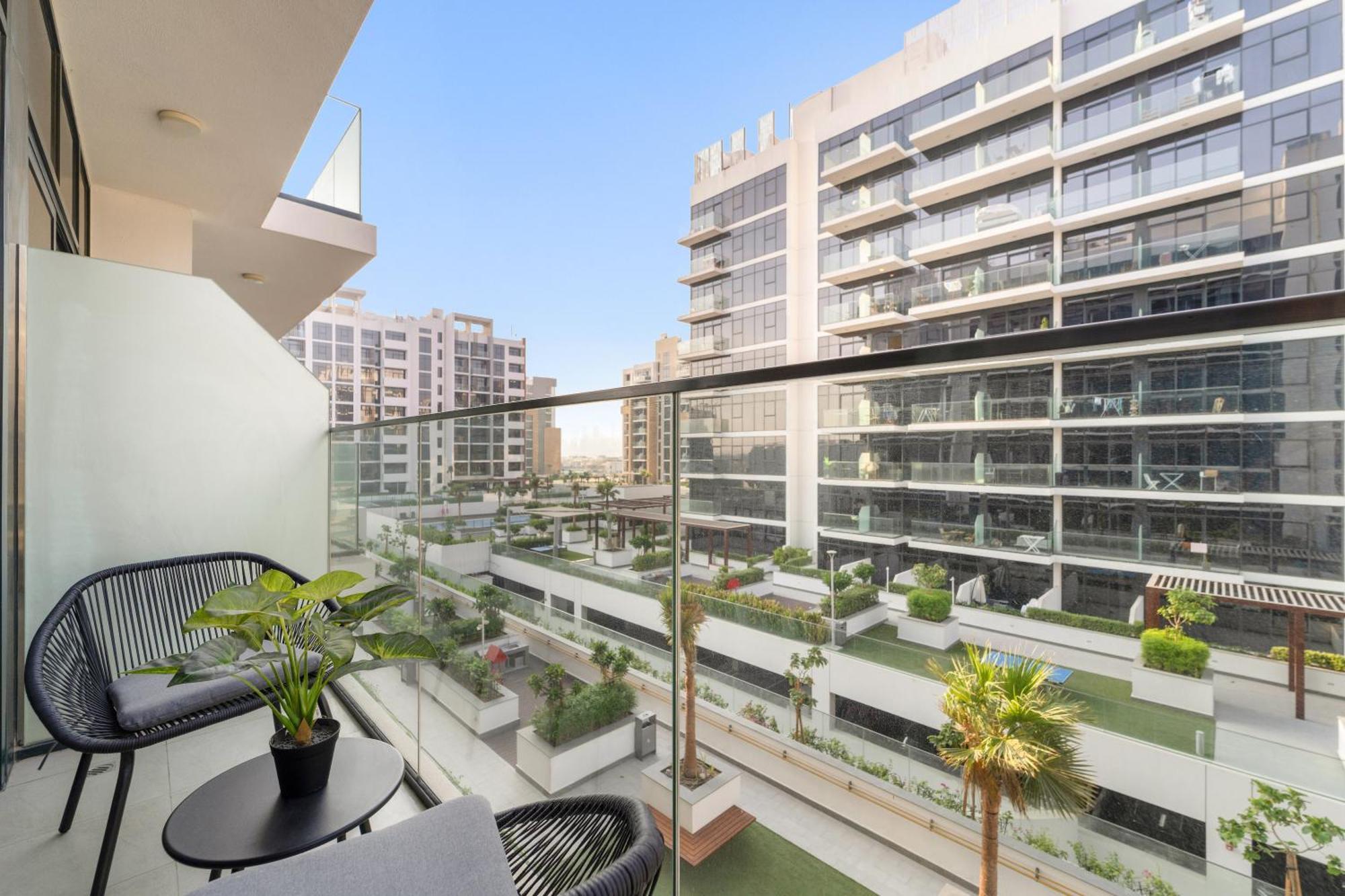 Appartement Cozy 1br With Pool View & Balcony Dubaï