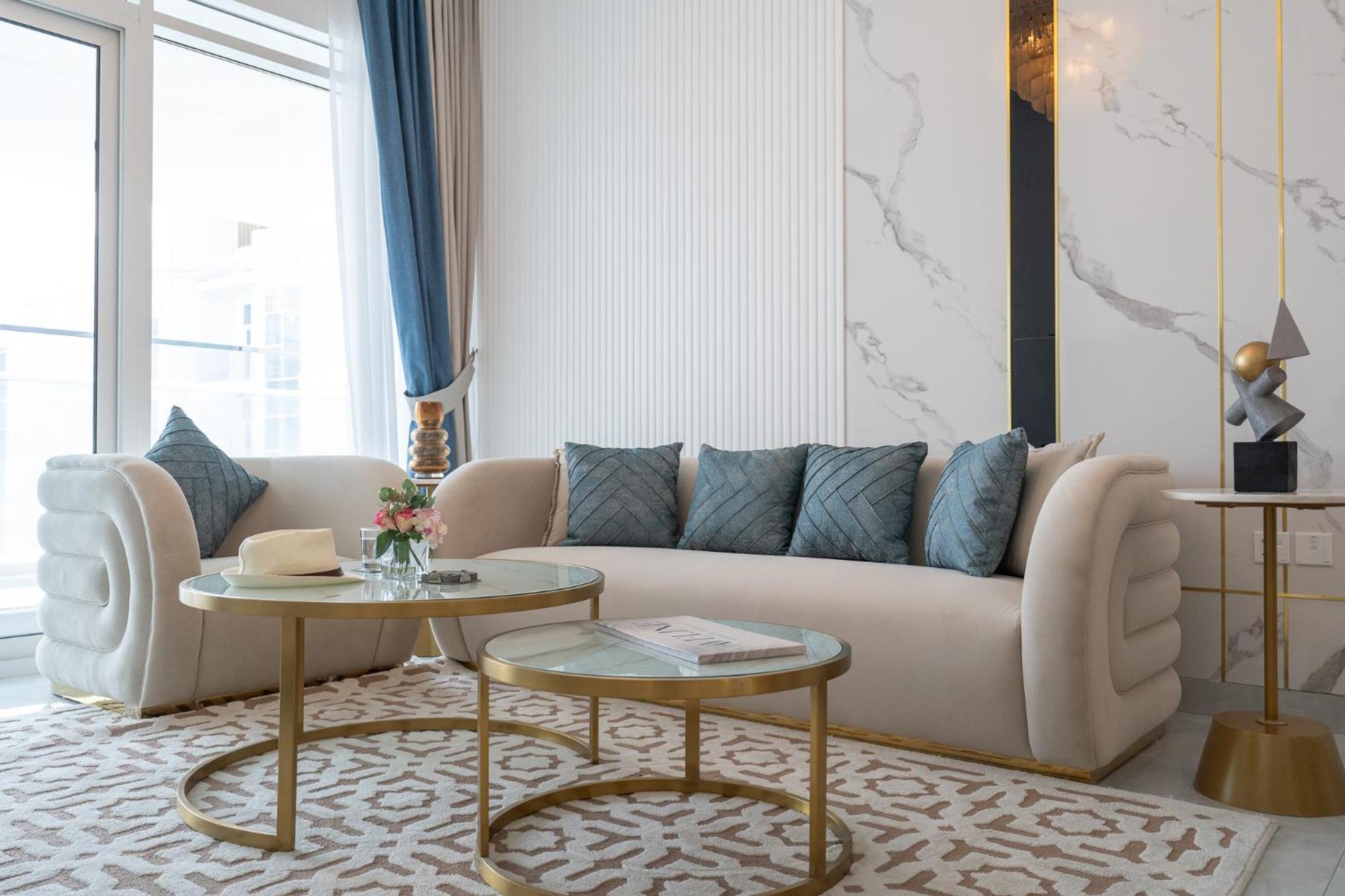 Vogue Elegance At Pearlz Near Metro Dubaï