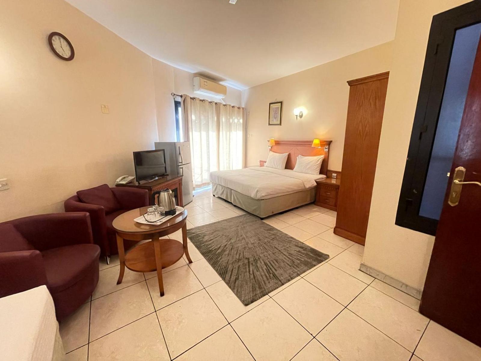 Tara Llc Hotel