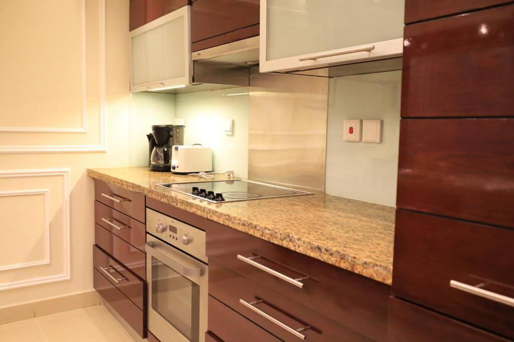 2br In Heart Of Downtown With Pool & Gym Lägenhet Dubai