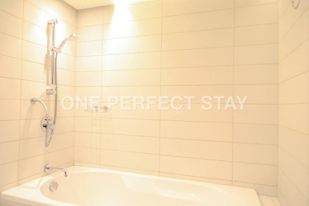 Lägenhet 2br In Heart Of Downtown With Pool & Gym Dubai