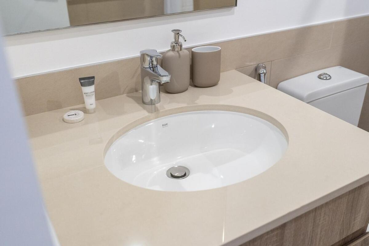 Appartement Minimalist Studio Perfect For 4 In Town Square! *