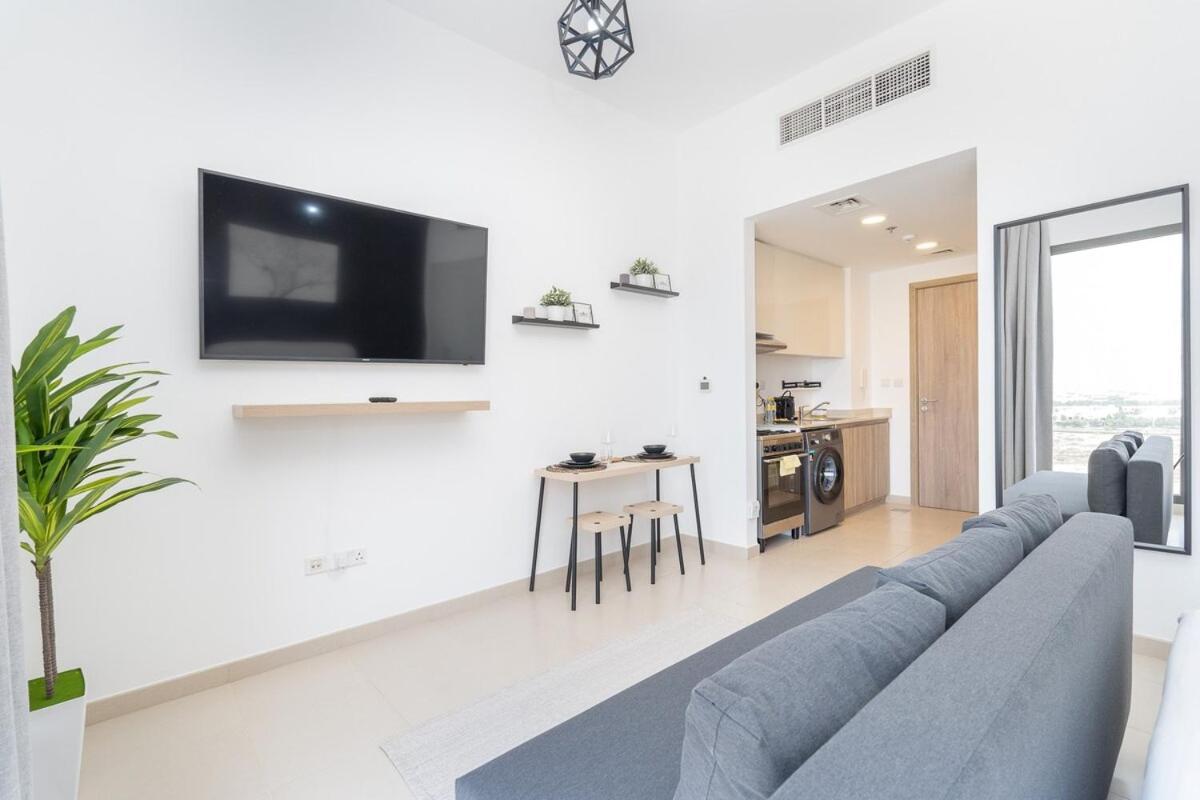 Minimalist Studio Perfect For 4 In Town Square! Appartement