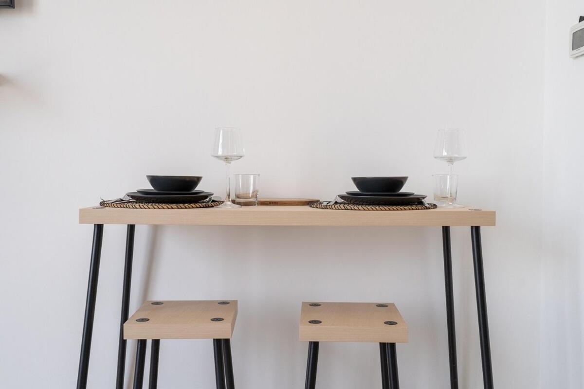 Minimalist Studio Perfect For 4 In Town Square! Appartement *