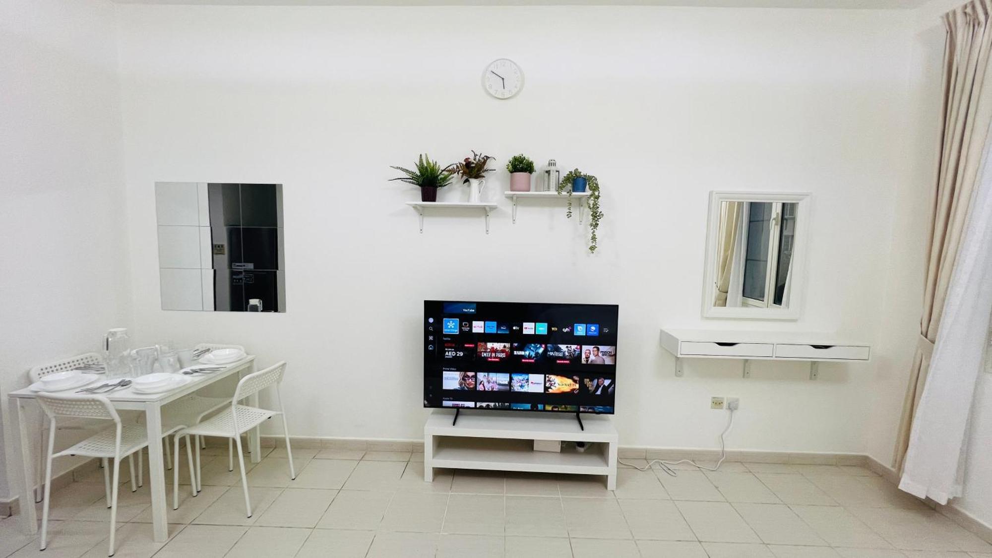 Lägenhet France Cluster International - Spacious Bright Furnished Dubai