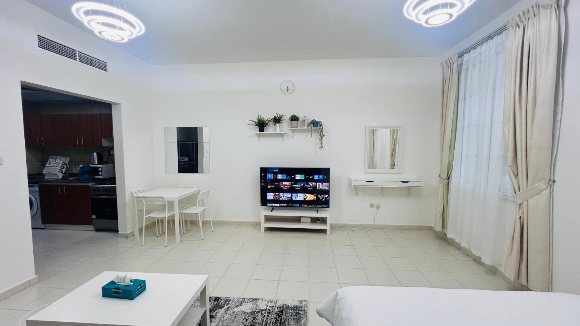 Lägenhet France Cluster International - Spacious Bright Furnished Dubai