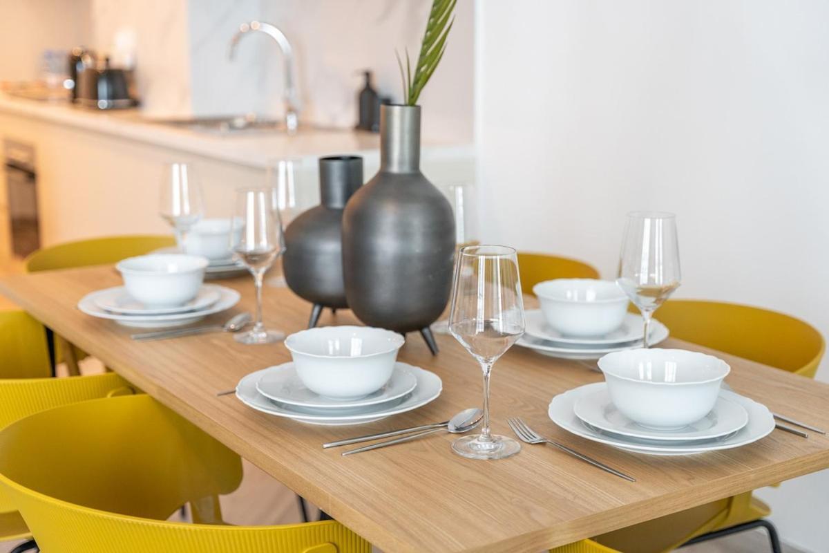 Dazzling 2-bedrooms With Eye-catching Artwork In Marina! Apartment *