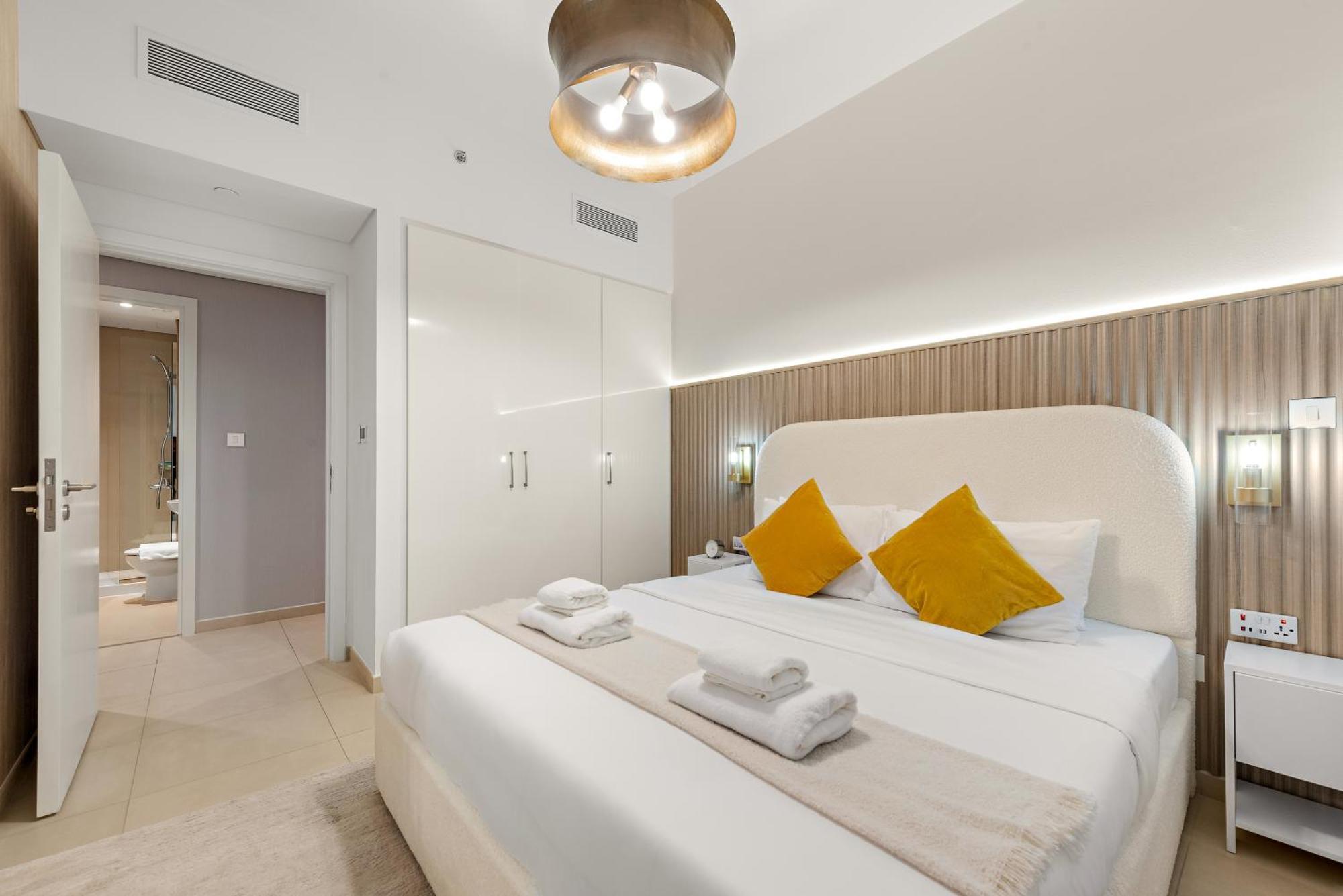 Appartement 4br With Spacious Balcony & Stunning Burj Khalifa Views *