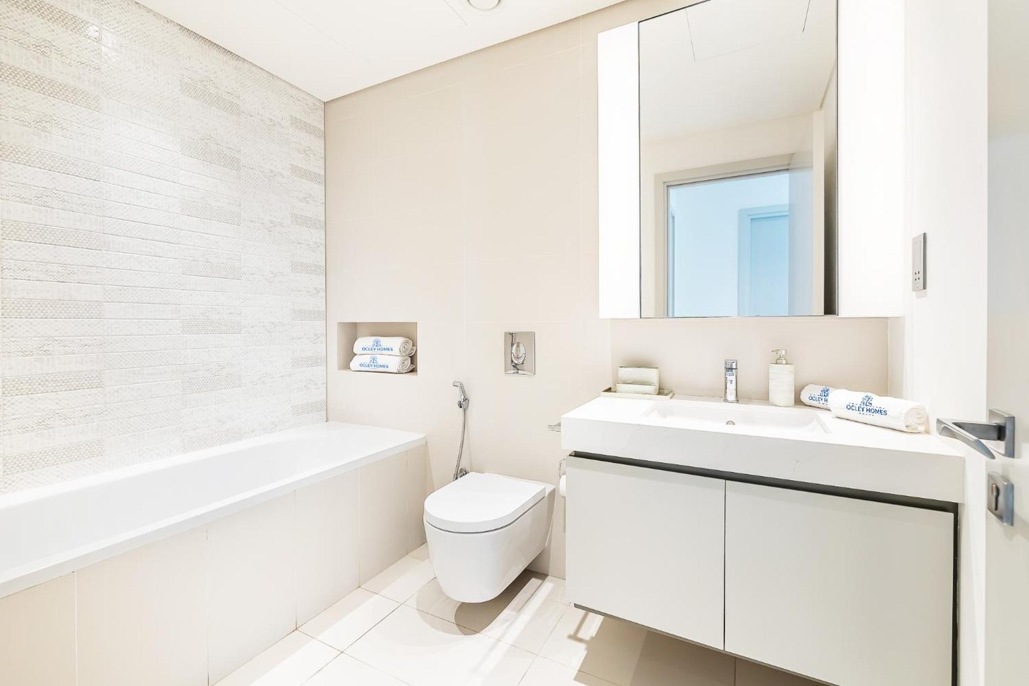 Modern With Private Access Dubaï