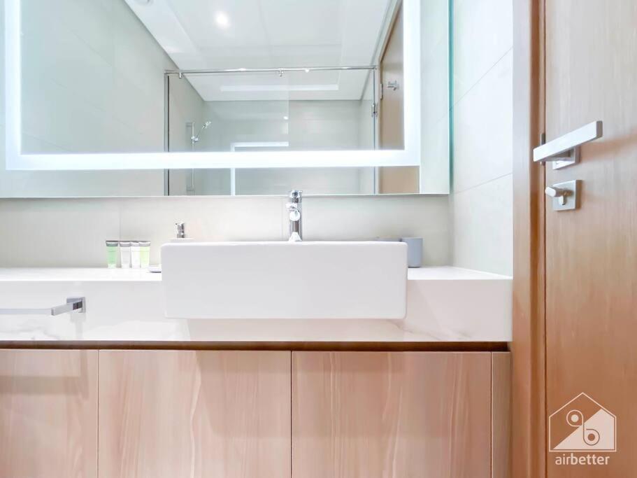 Appartement Elegant & Spacious 1bedroom With Balcony Dubaï