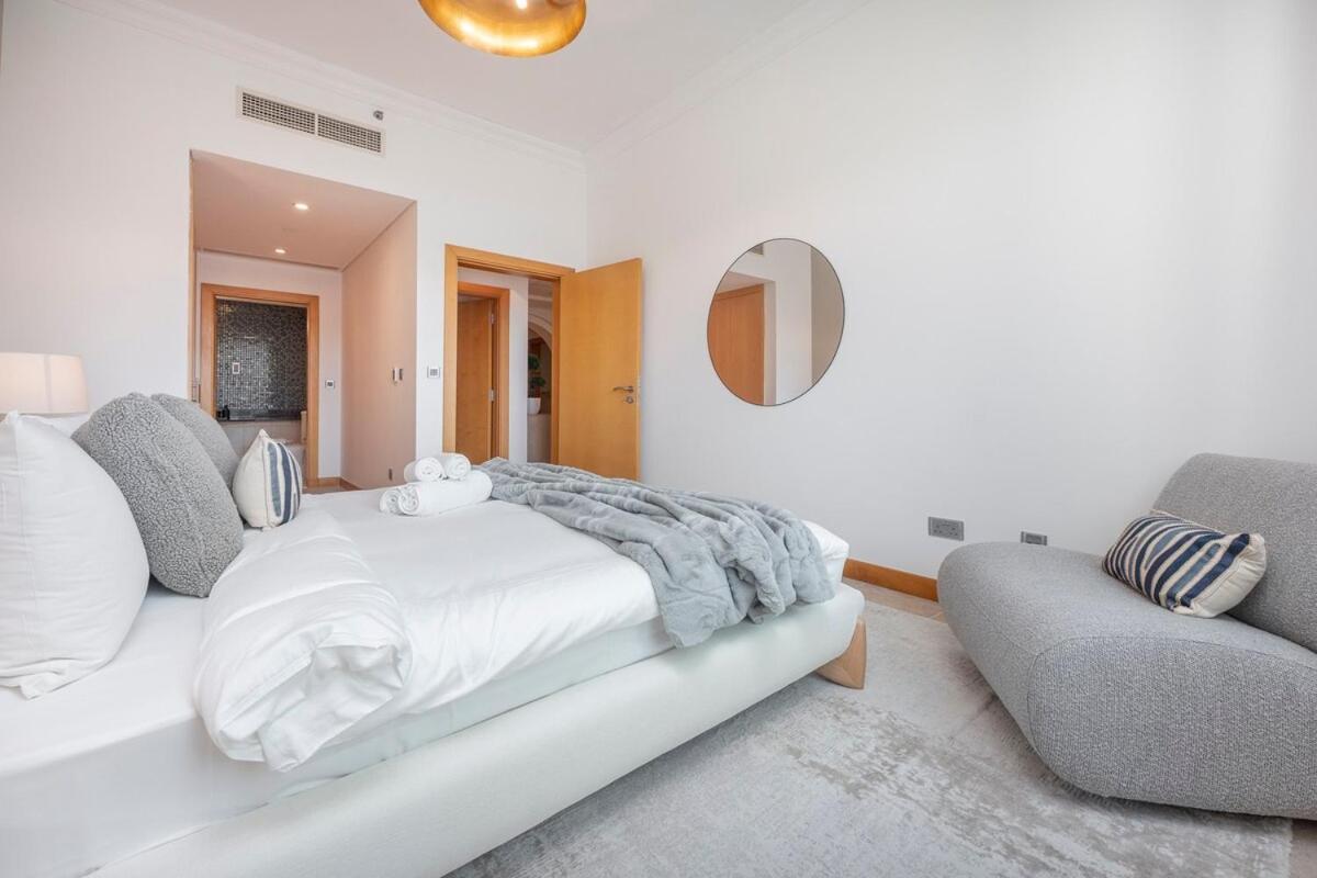 Apartment 3-bed Sleeps 7 In Palm Jumeirah Dubai