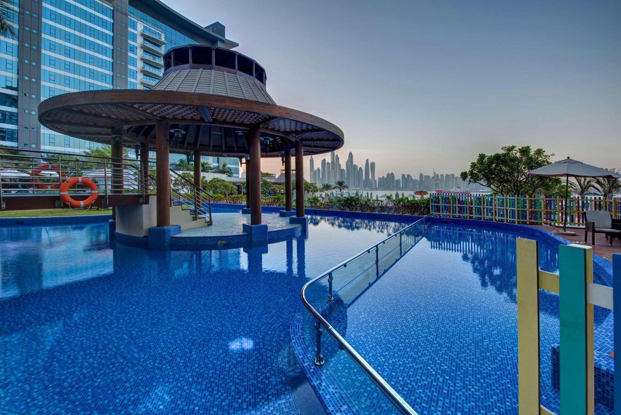 Waves - Palm Jumeirah With Balcony & Beachfront Views Apartment *