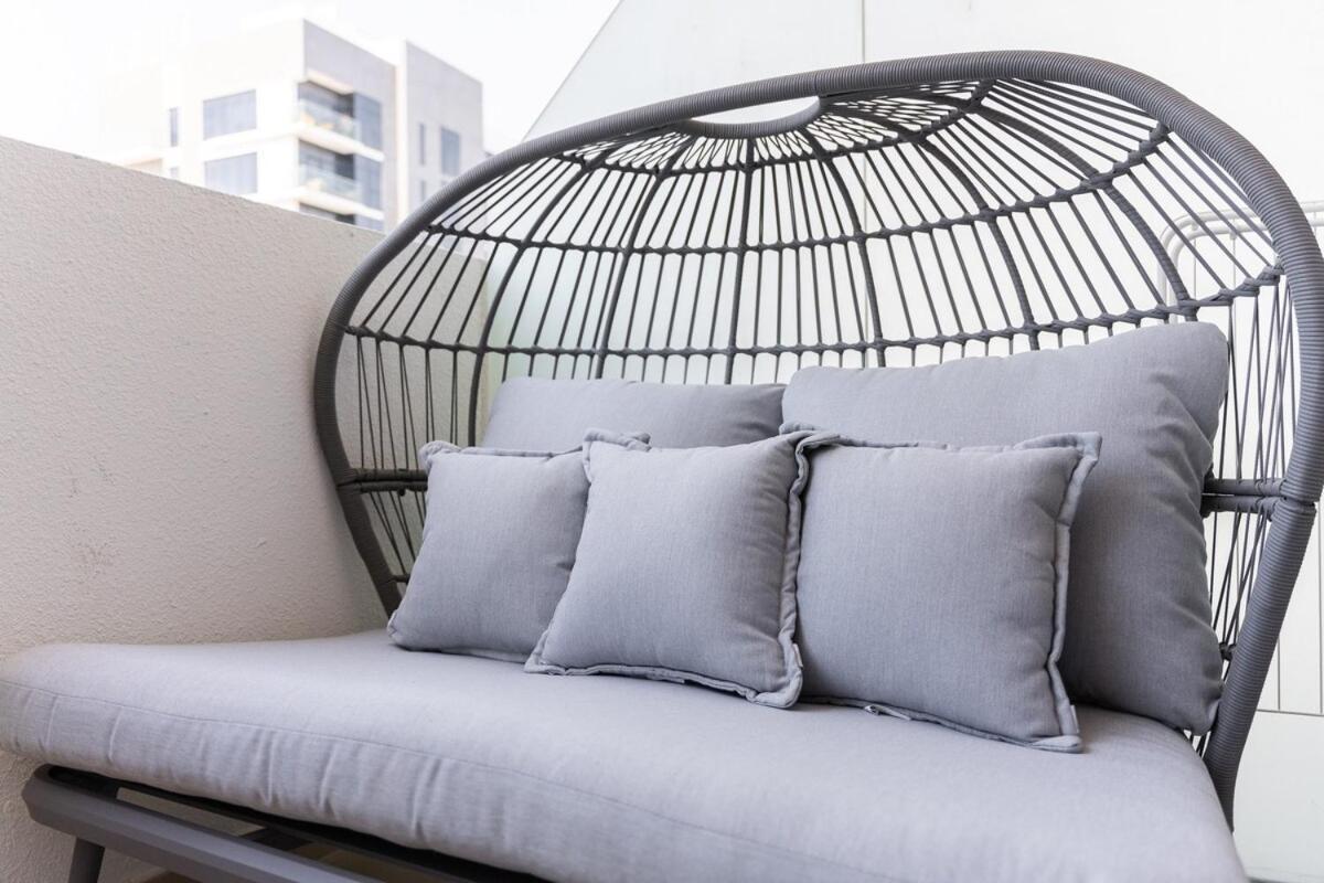 Appartamento Elegant Near Business Bay Modern Comfort With Balcony Views Dubai
