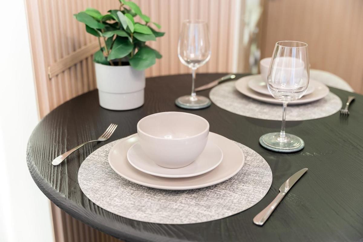Elegant Near Business Bay Modern Comfort With Balcony Views Appartamento *