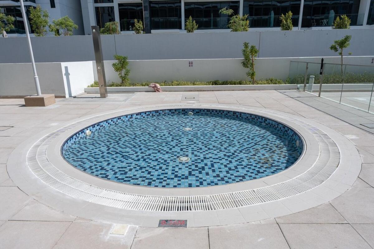 Appartamento Elegant Near Business Bay Modern Comfort With Balcony Views Dubai