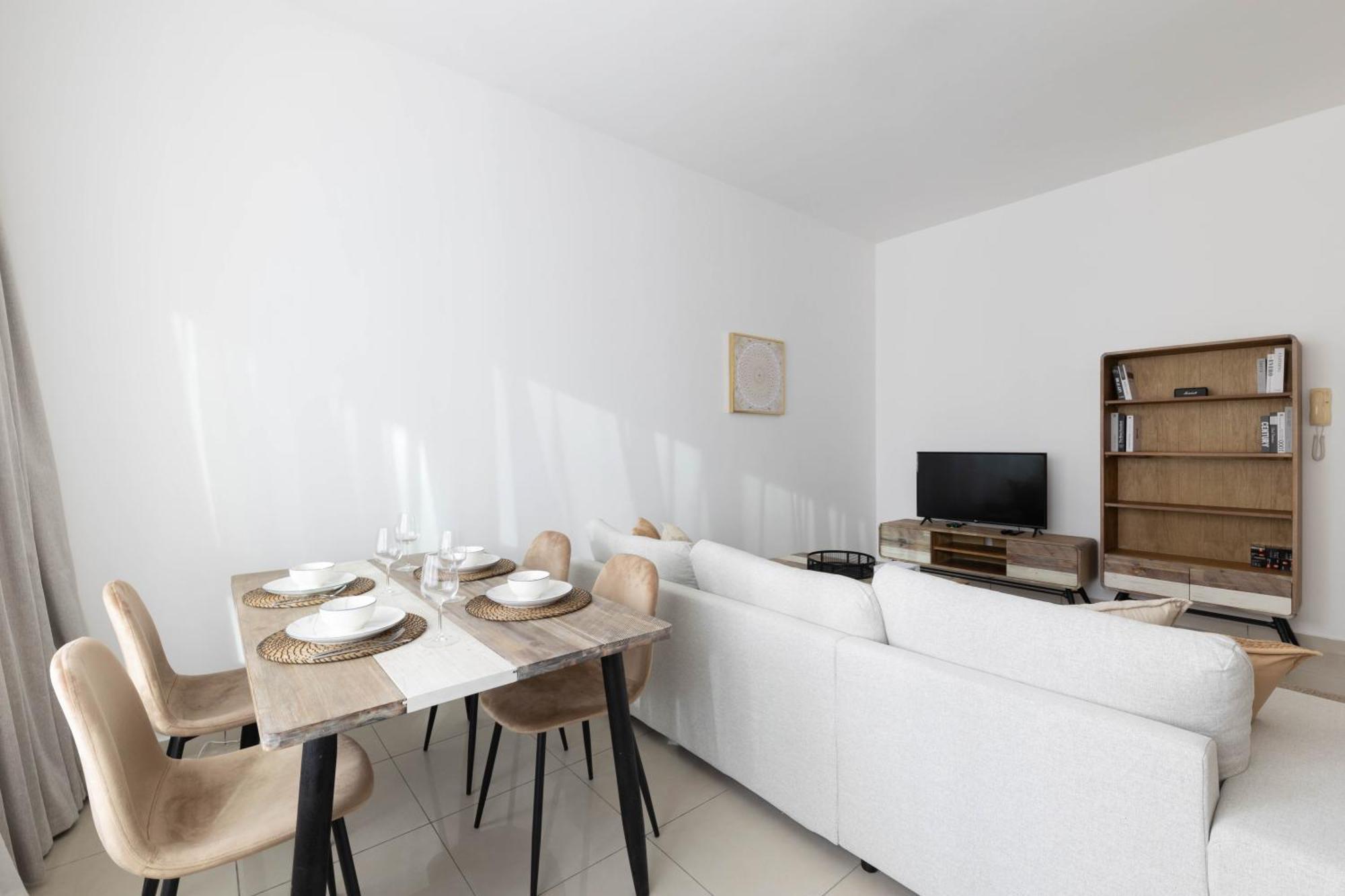 Handsome 1br In Armada Tower 3 *