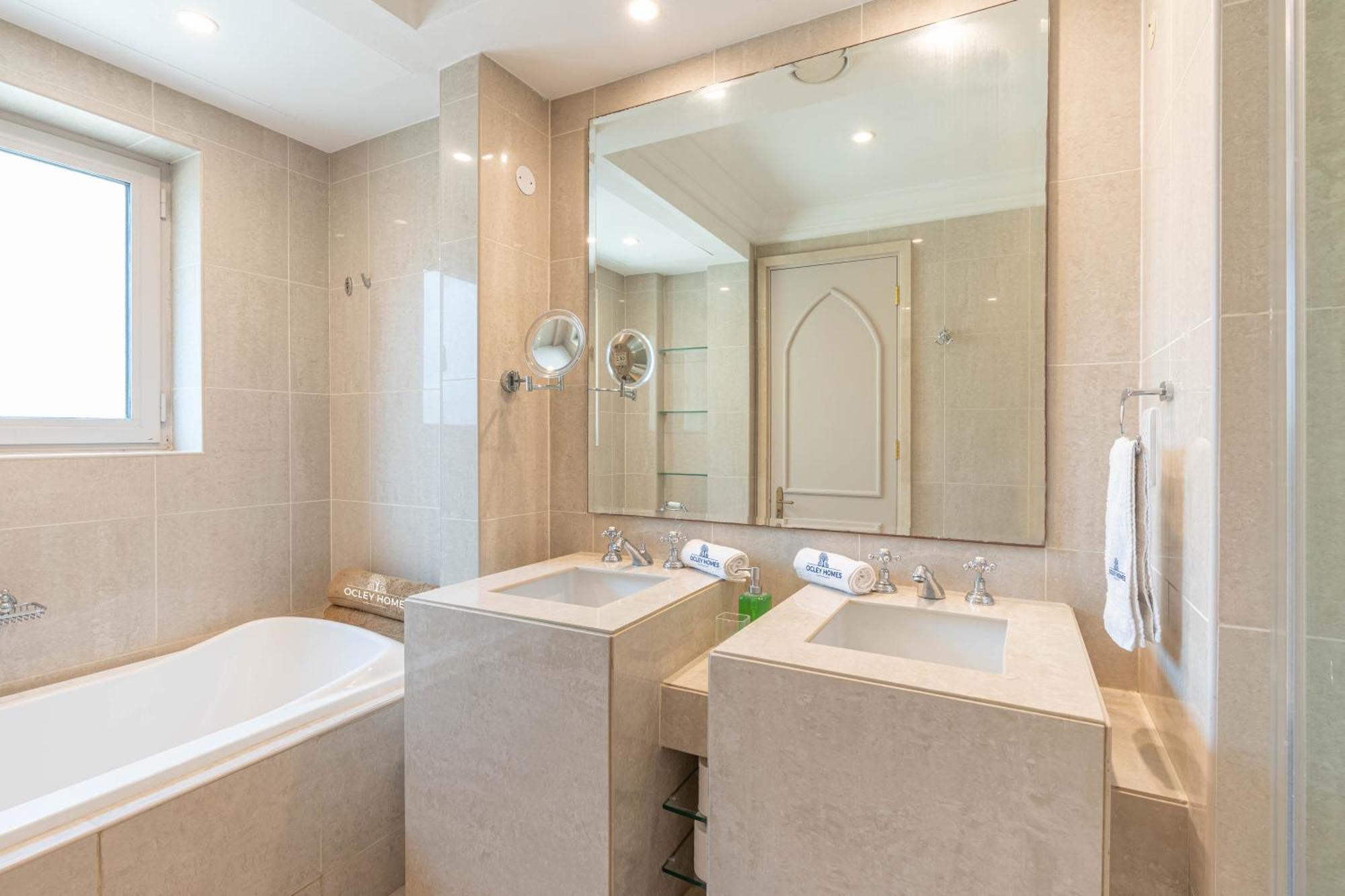 Appartement Upgraded With Direct Mall Access *