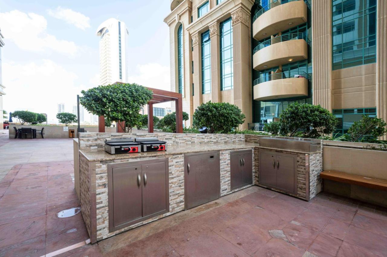 Upgraded Stylish Living With Private Steam