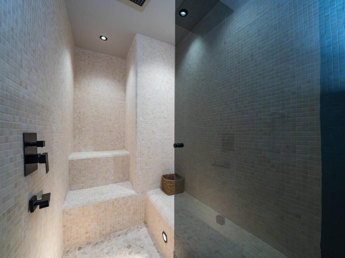 Upgraded Stylish Living With Private Steam Dubái