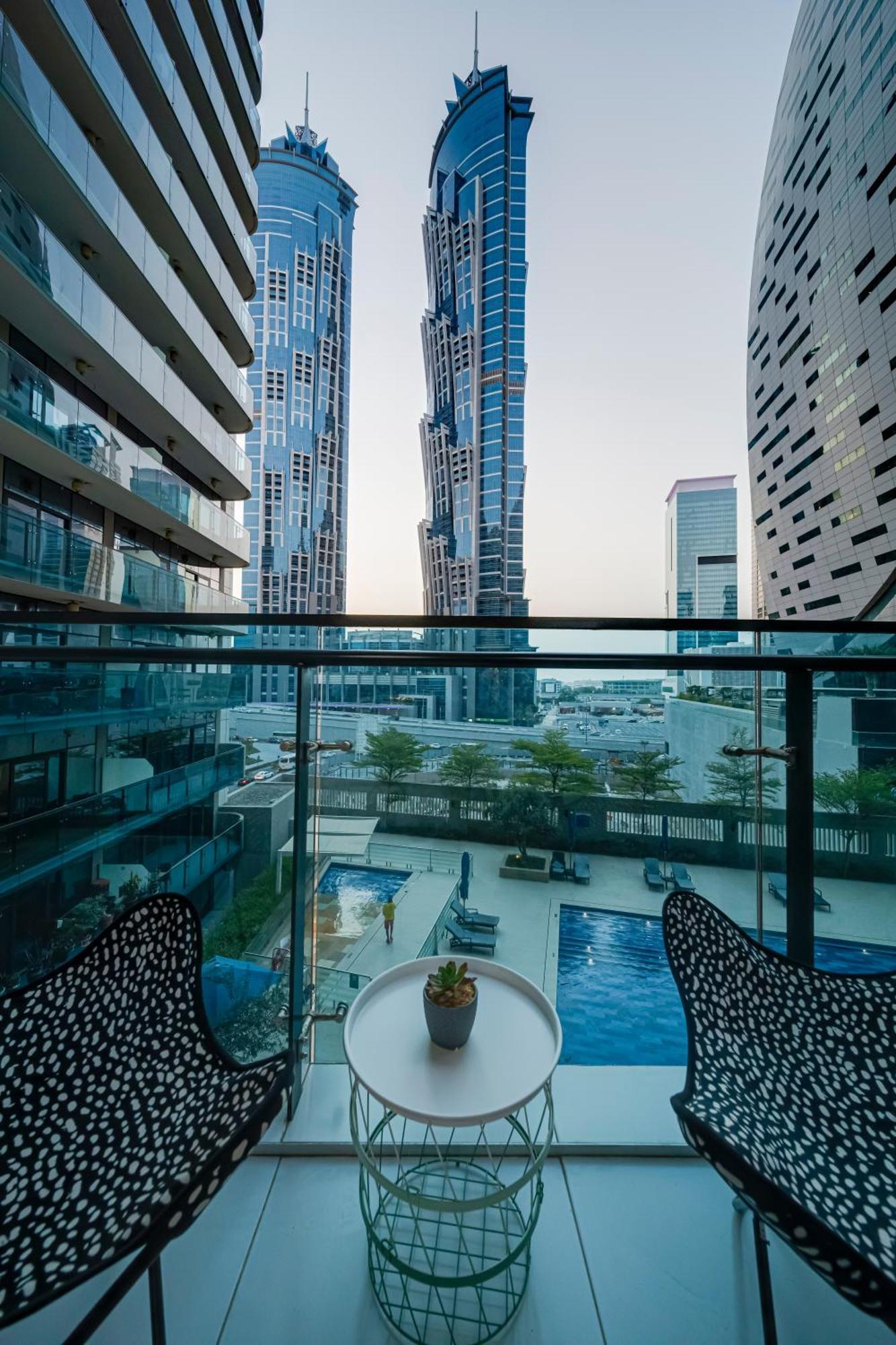 Chic 1br Getaway- 4min Walk To Business Bay Metro & 10min To Burj Khalifa Dubái