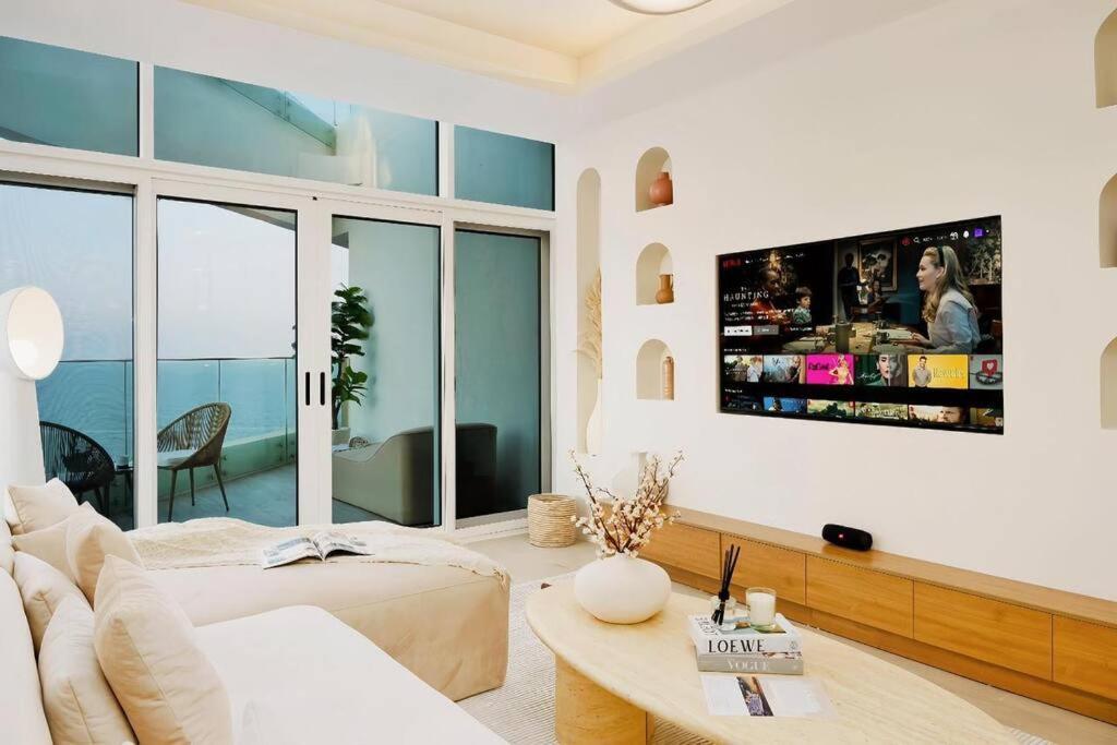 Dejaview Luxury With Private Terrace, Burj & Sea View *