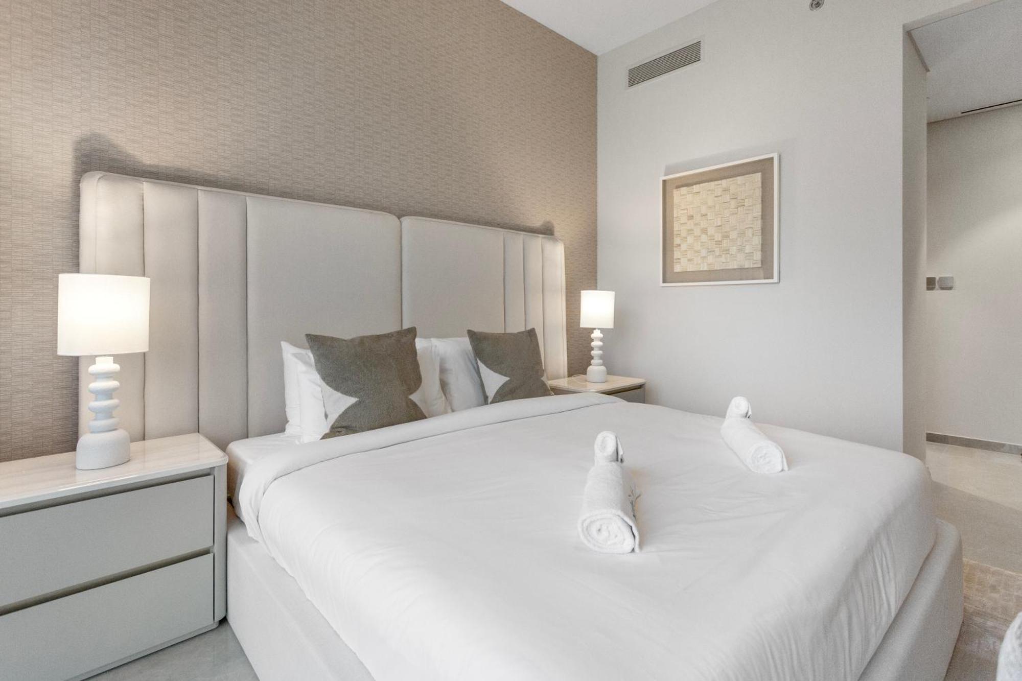 Elegant Retreat With Stunning Burj Khalifa Views Appartement