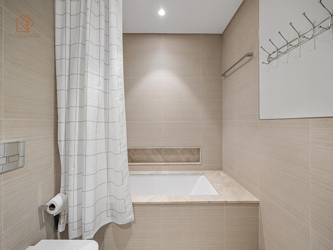 Luxury With Views Near Mall 196gr-1 Lejlighed *