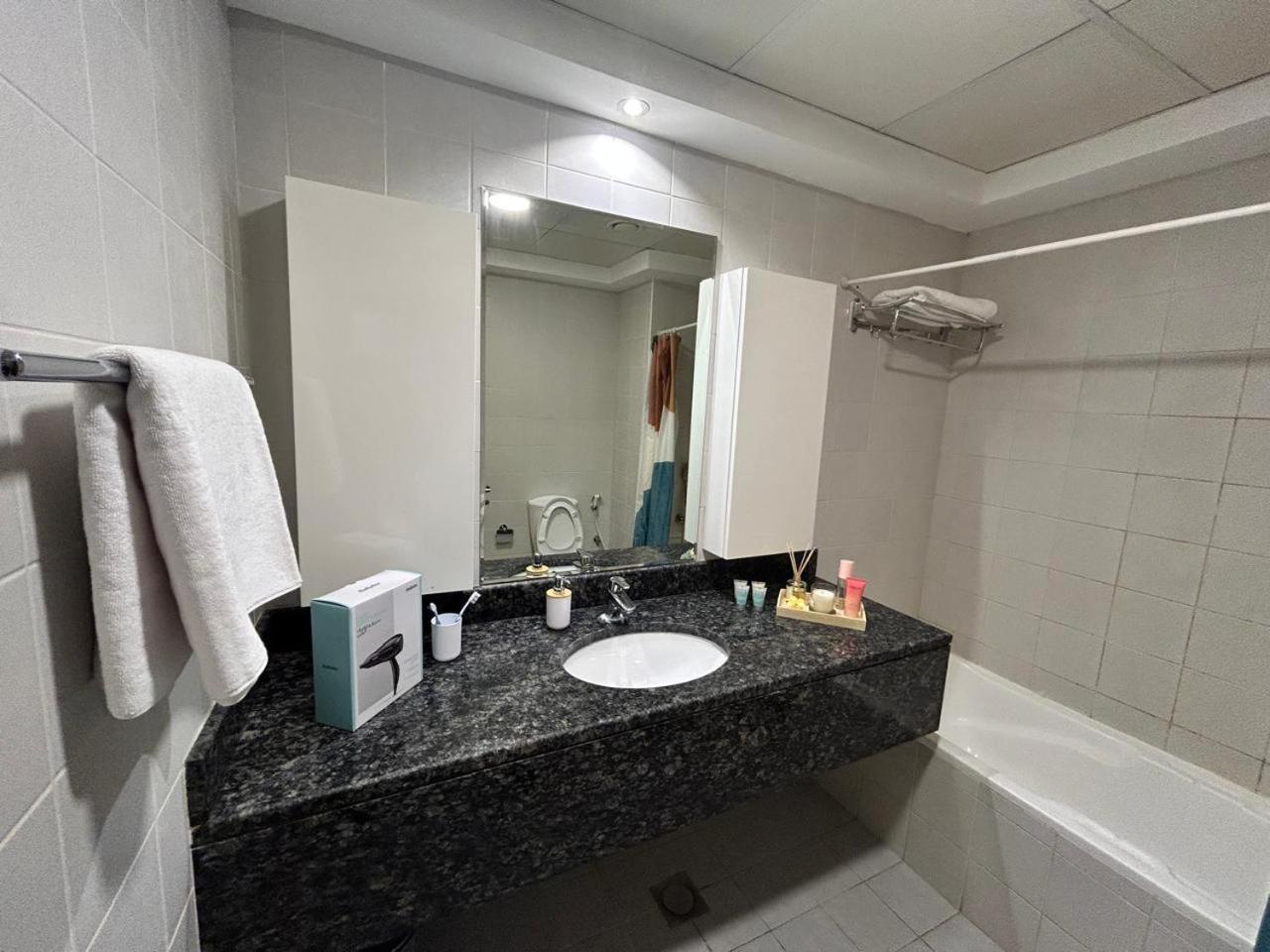 Apartamento 1br In Mayfair Tower Business Bay! Burj Views, Close To Mall Dubái