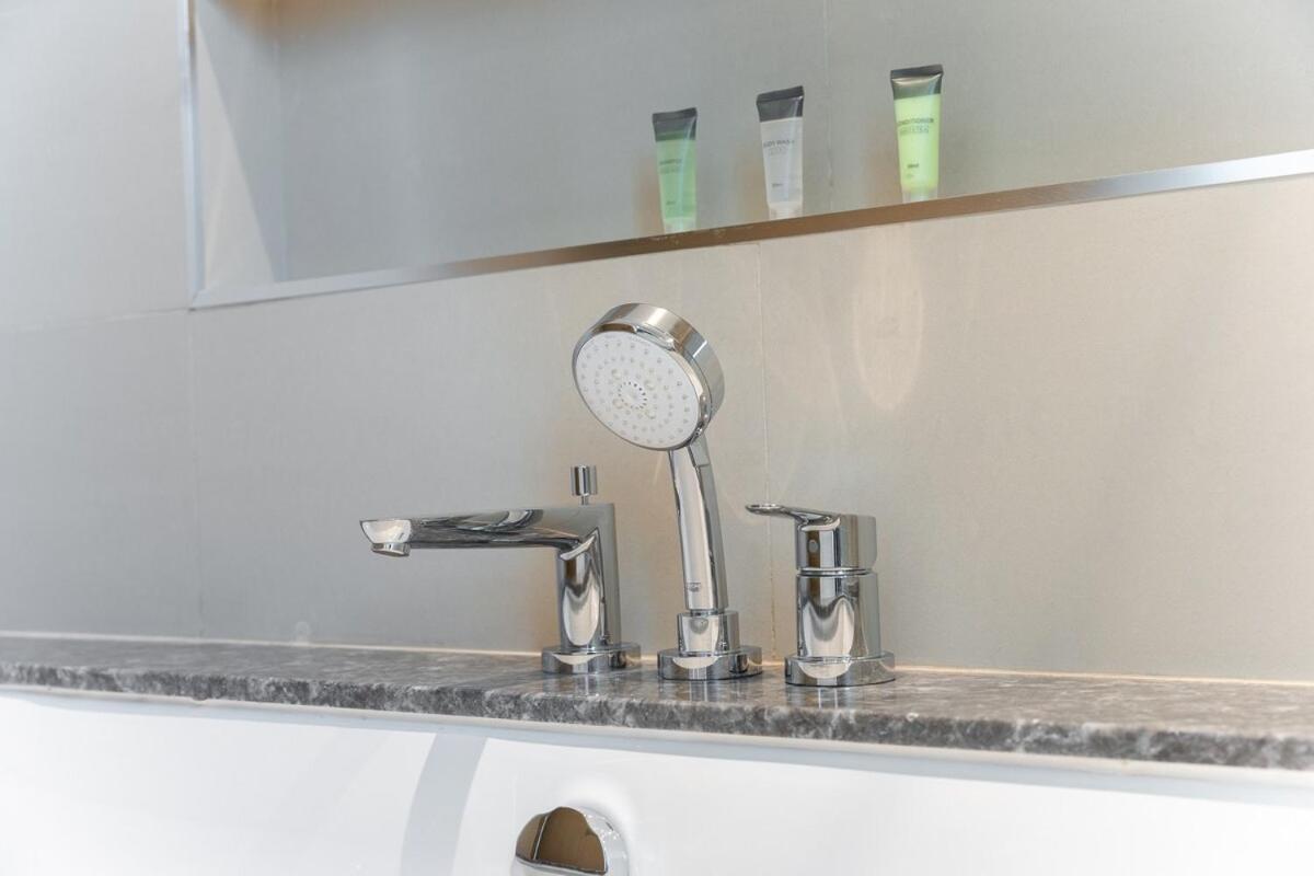 Bright & Beautiful 2-bedroom In Downtown Dubaï
