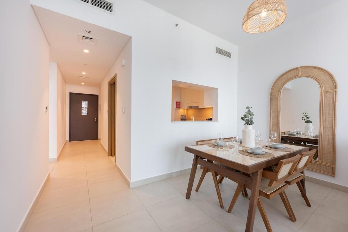 Bright & Beautiful 2-bedroom In Downtown Appartement Dubaï