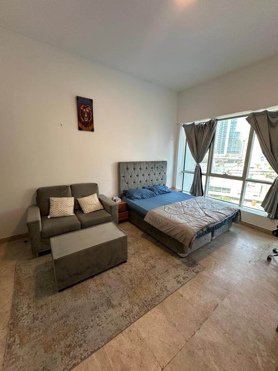 Gazde/Camere de închiriat Marina Comfort With Bath Inside Dubai
