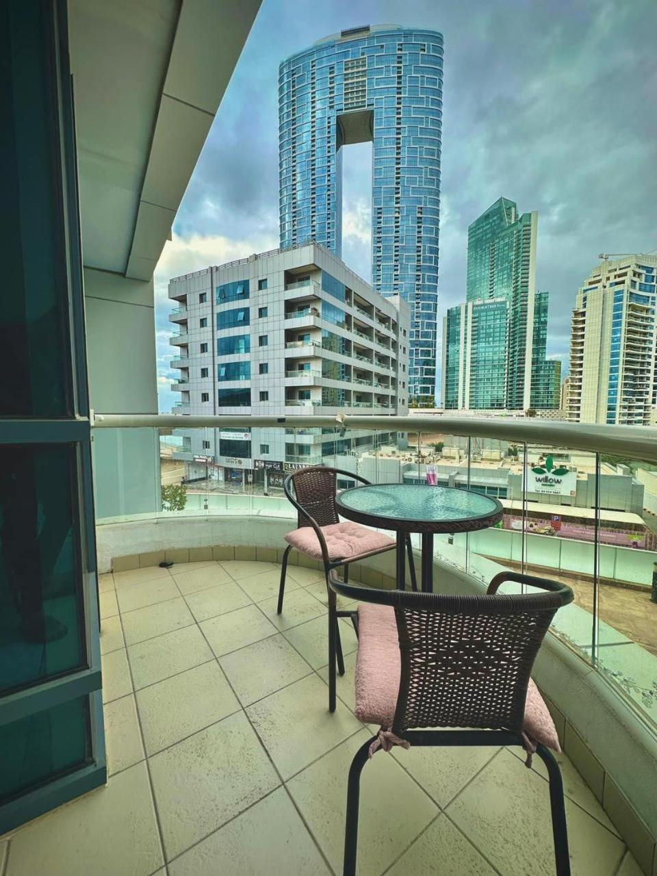 Gazde/Camere de închiriat Marina Comfort With Bath Inside Dubai